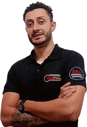 home de braços cruzado com uniforme de chaveiro.