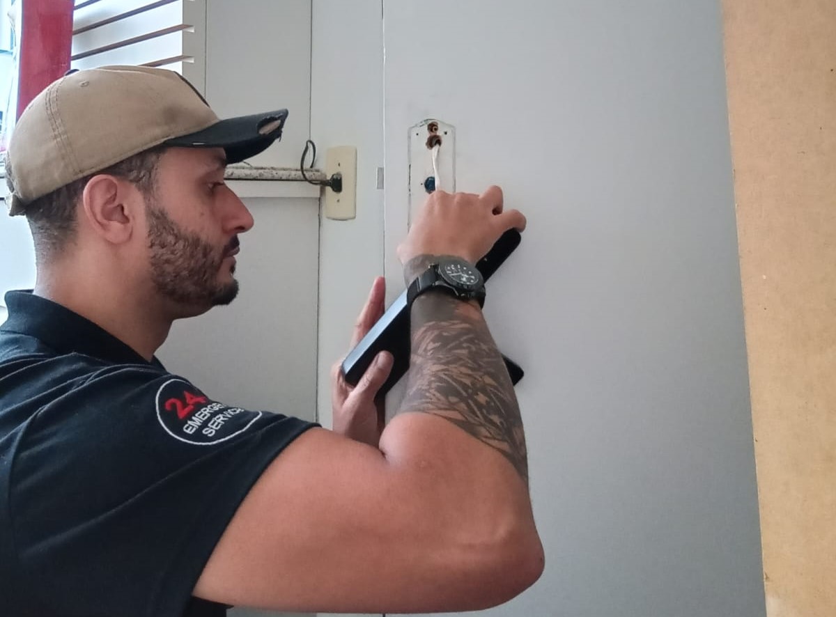 Doutor feliz segurando prancheta com pacientes